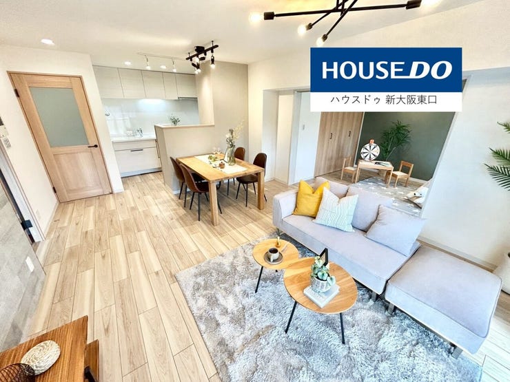 東向きのバルコニーがある16.5帖のLDKです。
奥は大きなクローゼットがある6帖の子供部屋です。
(一部リフォーム中)