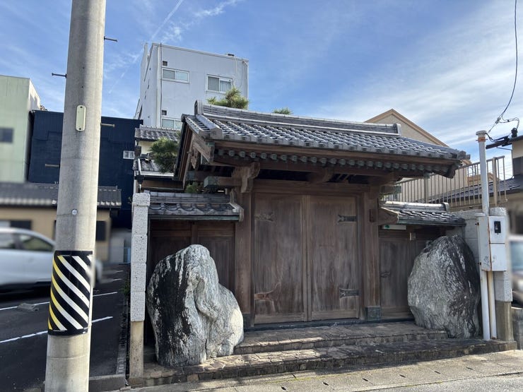 西 エントランス