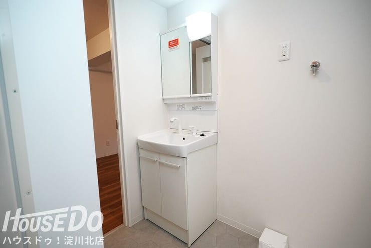 ■■本日内覧可能■■
阪急宝塚線「三国」駅まで徒歩8分!新大阪駅まで車で6分!
全面リフォーム歴あり(全室クロス・フローリング貼替
・水廻りすべて新調(キッチン・洗面・浴室・トイレ)エアコン設置