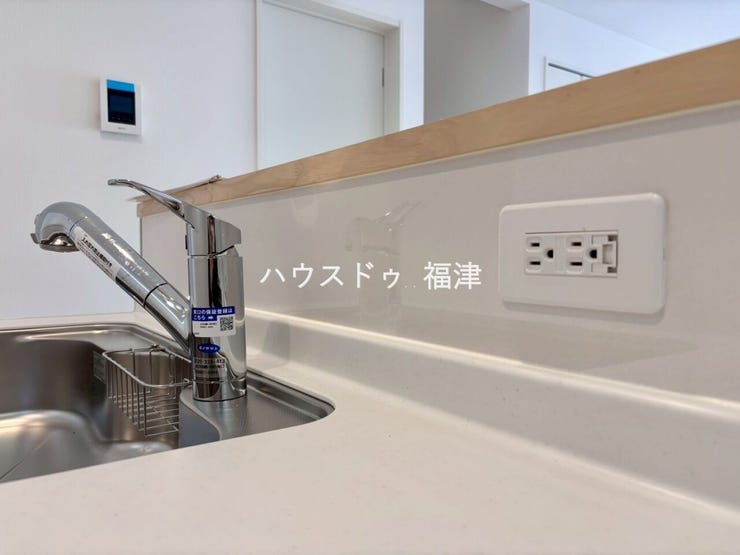 キッチン側にコンセントがあるので、
食材を切ってそのまま調理家電を使えるため便利です♪
《糟屋郡新宮町緑ケ浜2丁目 新築戸建》