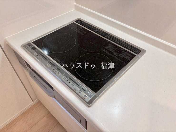 ガスコンロのような凸凹がないのでお掃除もラクラク♪
三口コンロでお料理の幅が広がります♪
《糟屋郡新宮町緑ケ浜2丁目 新築戸建》