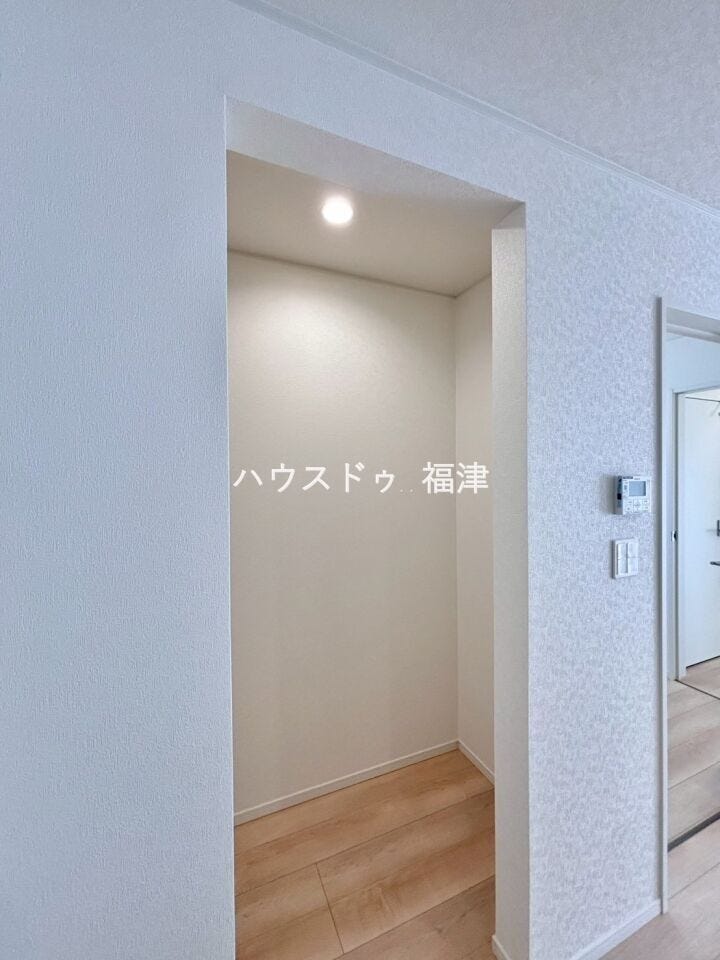 食品ストックや調理家電、日用品の保管に便利なパントリー。
まとめ買いにも対応しやすく、
キッチンまわりを整理しやすい収納スペースです。
《糟屋郡新宮町緑ケ浜2丁目 新築戸建》