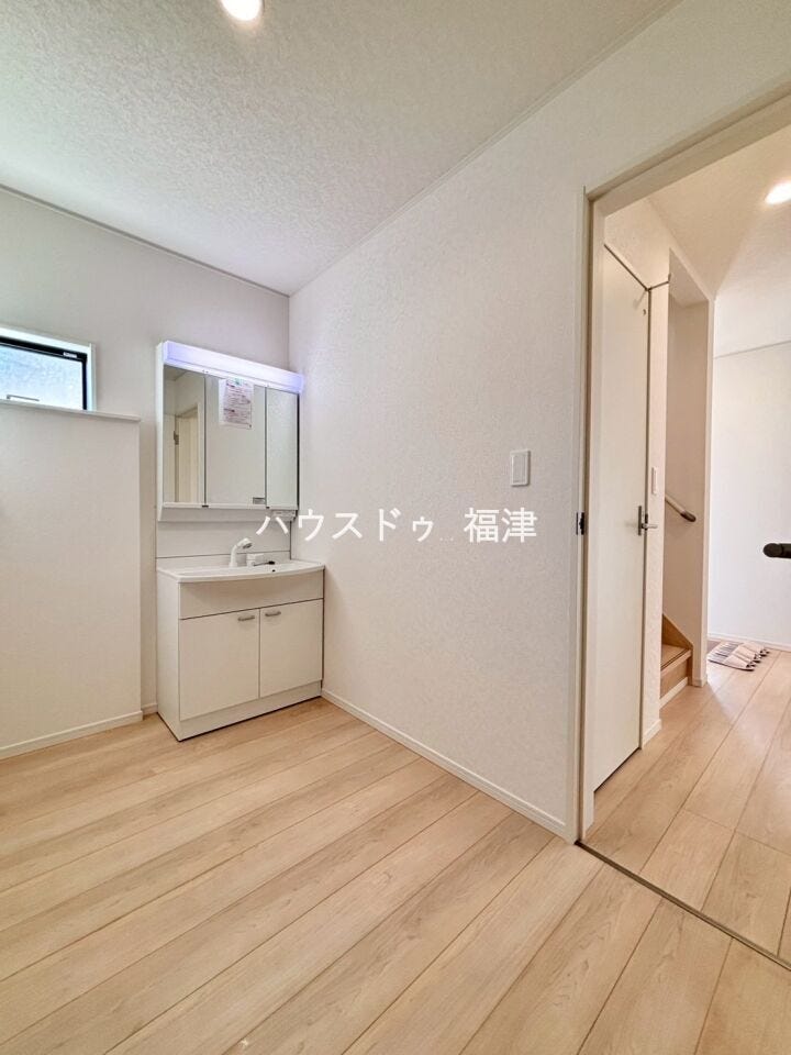 LDK、廊下からアクセスできる洗面室!
外から帰ってきた時もそのまま手洗いできます。
《糟屋郡新宮町緑ケ浜2丁目 新築戸建》