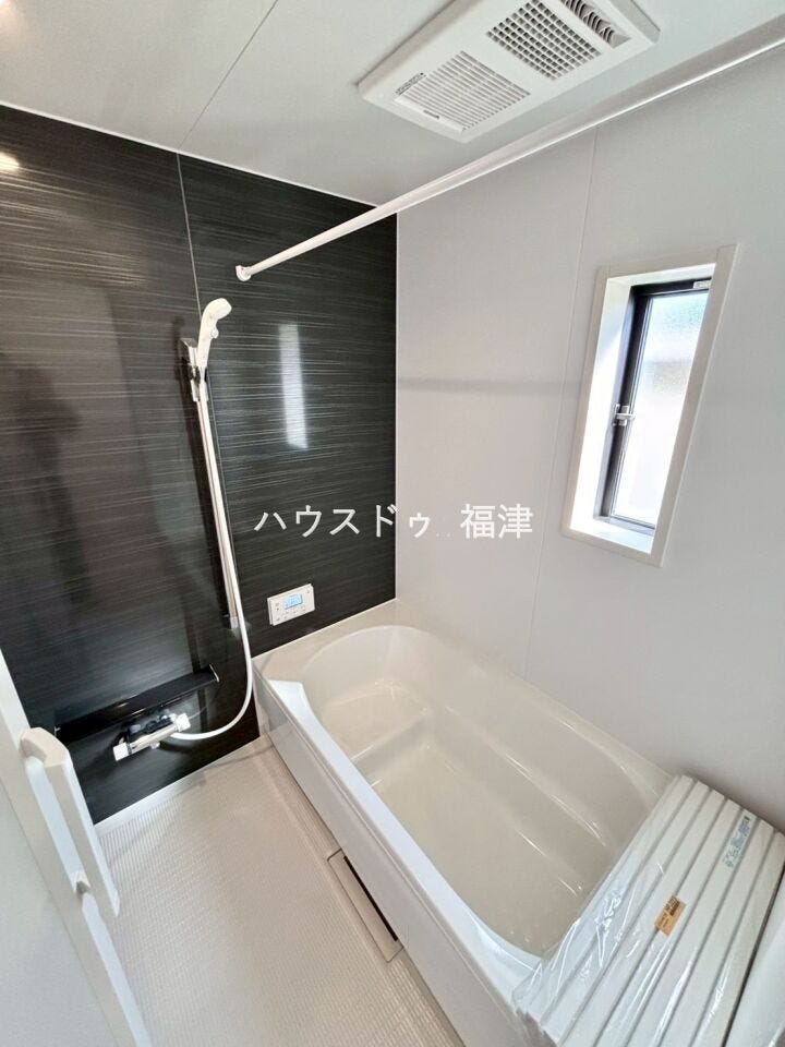 ゆとりある空間が1日の疲れを取ってくれるバスルーム。
空間も浴槽もゆったりのびのび使えます。
広く感じるゆとり設計で上質な癒し空間をお届け。
《糟屋郡新宮町緑ケ浜2丁目 新築戸建》