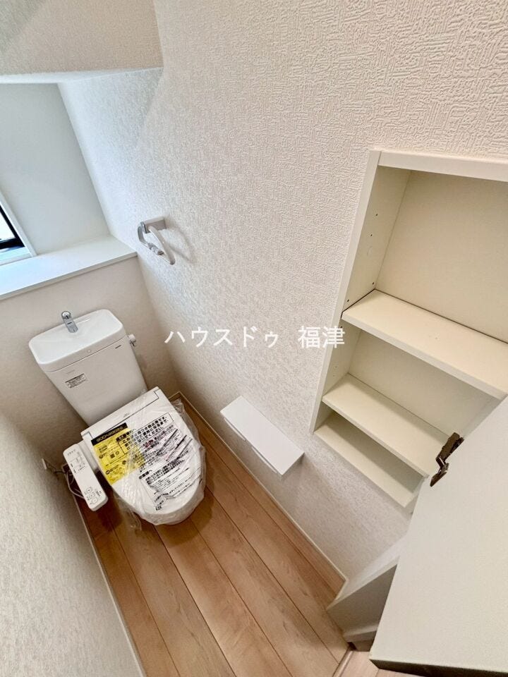 1.2階にあるので、朝の込み合う時間も安心。
ちょっとした収納スペース付き。
《糟屋郡新宮町緑ケ浜2丁目 新築戸建》