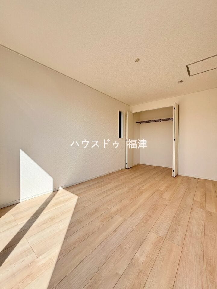 約7.5帖の洋室です♪
バルコニーに面しており、明るい室内です♪
《糟屋郡新宮町緑ケ浜2丁目 新築戸建》