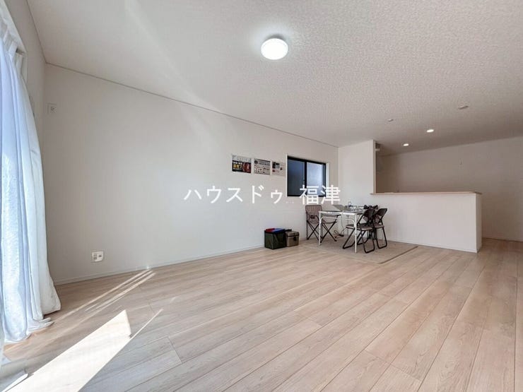 家族が自然と集まりやすいLDK空間。家具配置がしやすい間取りで、ダイニング・リビングそれぞれの使い分けもしやすく、日常の過ごし方がイメージしやすい空間です。
《糟屋郡新宮町緑ケ浜2丁目 新築戸建》