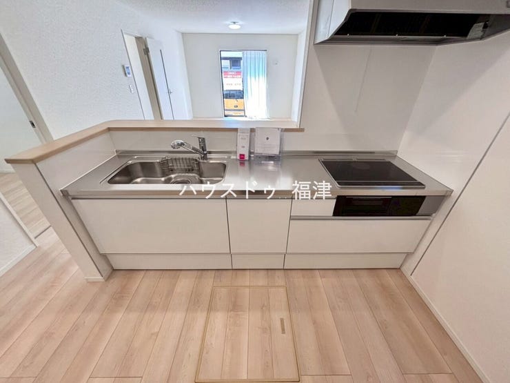 誰もが使いやすいデザインのキッチン♪
お料理をしている最中でも
リビングにいるご家族との会話を楽しめます。
《糟屋郡新宮町緑ケ浜2丁目 新築戸建》