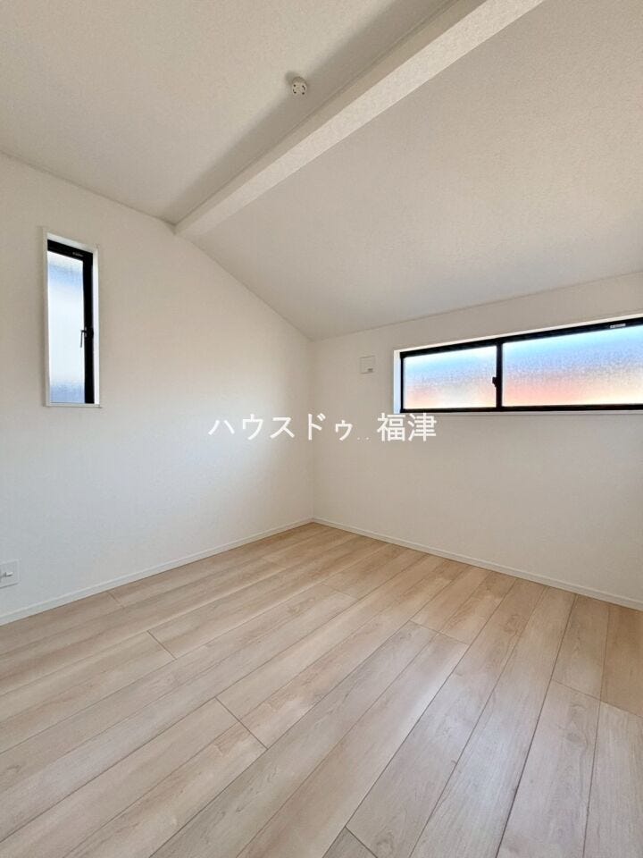 収納に余裕があると物が散らかることが少なく、
いつでもすっきりおしゃれなお部屋を保つことができます♪
《糟屋郡新宮町緑ケ浜2丁目 新築戸建》