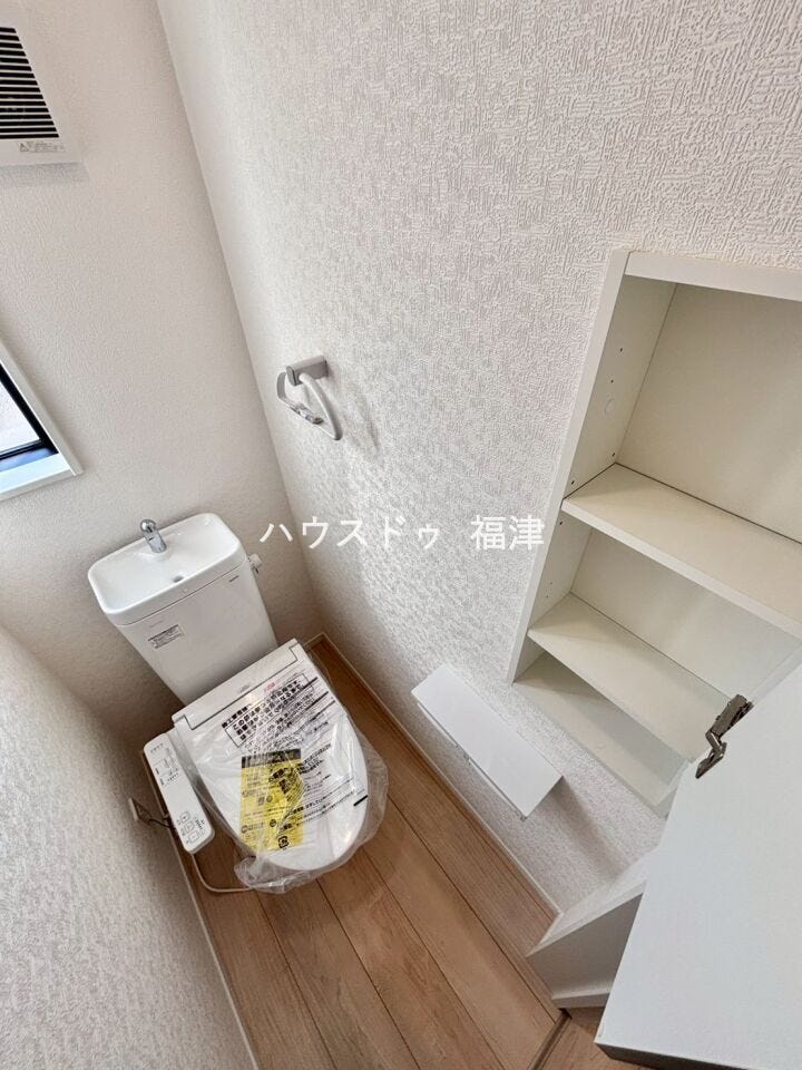 2階のトイレです。
窓付きで換気も良好です。
《糟屋郡新宮町緑ケ浜2丁目 新築戸建》