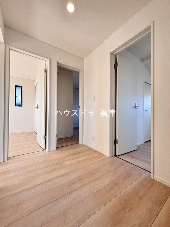 2階の廊下です。
スペースがあるので、室内干しとしても使用できます。
《糟屋郡新宮町緑ケ浜2丁目 新築戸建》