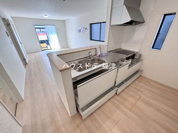 日常活躍する重要な水回りでもあるからこそ
機能性・デザイン性に力を入れています♪
お手入れのしやすいシステムキッチンです^^
《糟屋郡新宮町緑ケ浜2丁目 新築戸建》