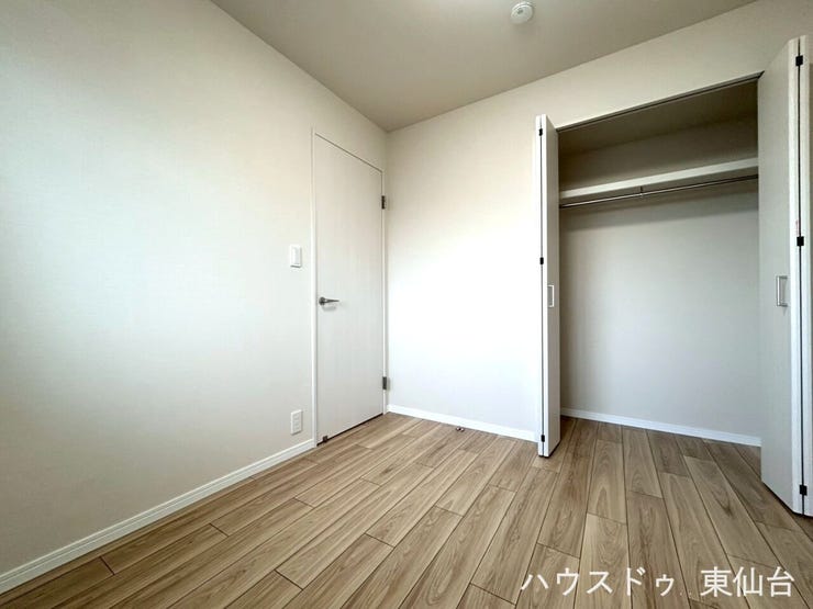 衣類も小物もすっきり収まる、使い勝手の良い収納付き