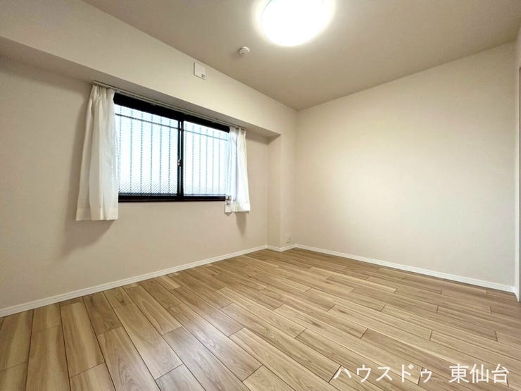 こちらの洋室は西向きの6.1帖落ち着いた雰囲気でゆっくり眠れそうです!