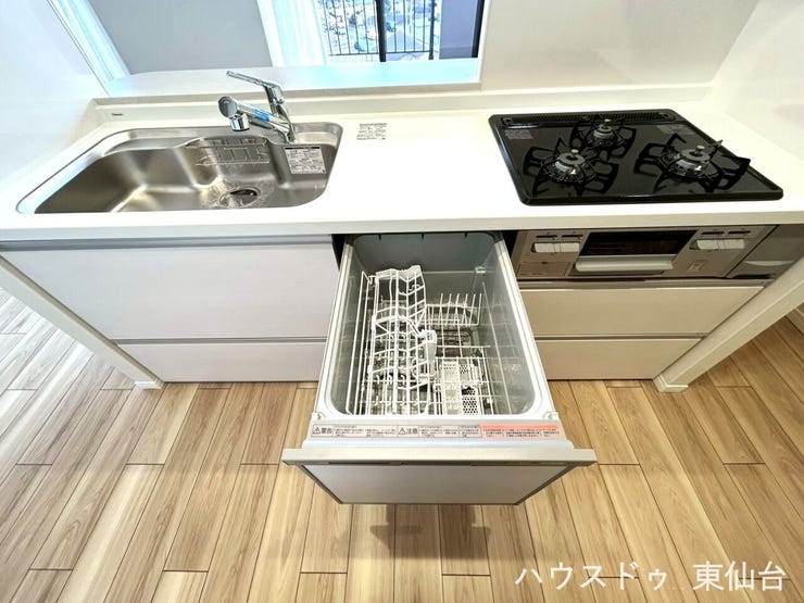 キッチンは食洗器付きです!寝る前に食洗器のスイッチを押すだけ、朝起きたら食器がきれいに!忙しい日々に頼れる存在。