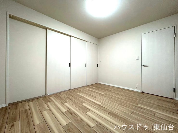 LDK横の洋室は、廊下からもアクセスできるので、急な来客の際にも便利です!リビング側の扉を開放してリビングを広く使うこともできます!