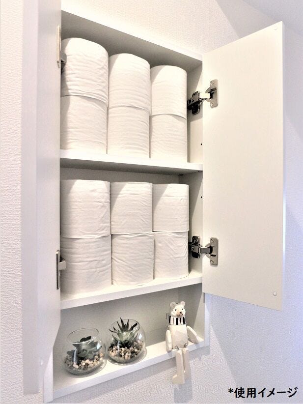 サニタリー用品やちょっとした掃除用具も目につかないようにしまっておけます。棚の高さは調節可能です!