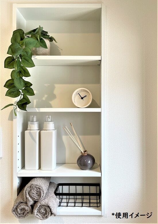 洗剤や洗濯ネットなどのランドリー用品をしまっておくのに便利なニッチ収納付き。棚の高さも調節可能なので、ちょっと大きめのボトルも収納できます!