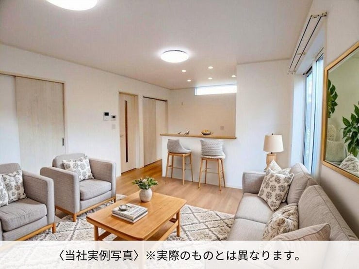 【同型写真】14帖のLDK。対面式キッチンで家族の様子が見渡せます!隣接する4.5帖和室も合わせると18.5帖の団欒スペースになります。
※家具・小物はAI生成によるもので付属品ではありません。