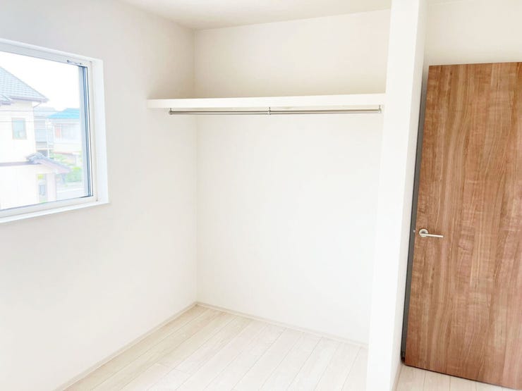 全室に収納が有り、家族みんなの荷物も十分納まります♪