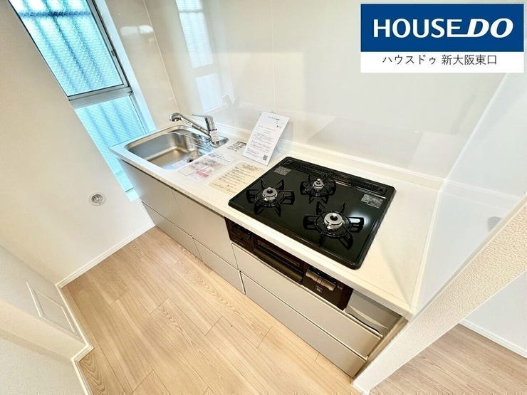 【新設】キッチンは人工大理石造なのでお手入れも楽々です。