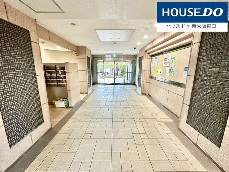 玄関にも、ダウンライトを新設。
とても明るい玄関です。