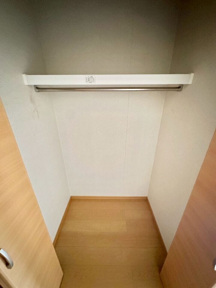 〈6.0帖〉ハンガーパイプや棚が設置されていますので、衣類や小物などを収納することができます。
