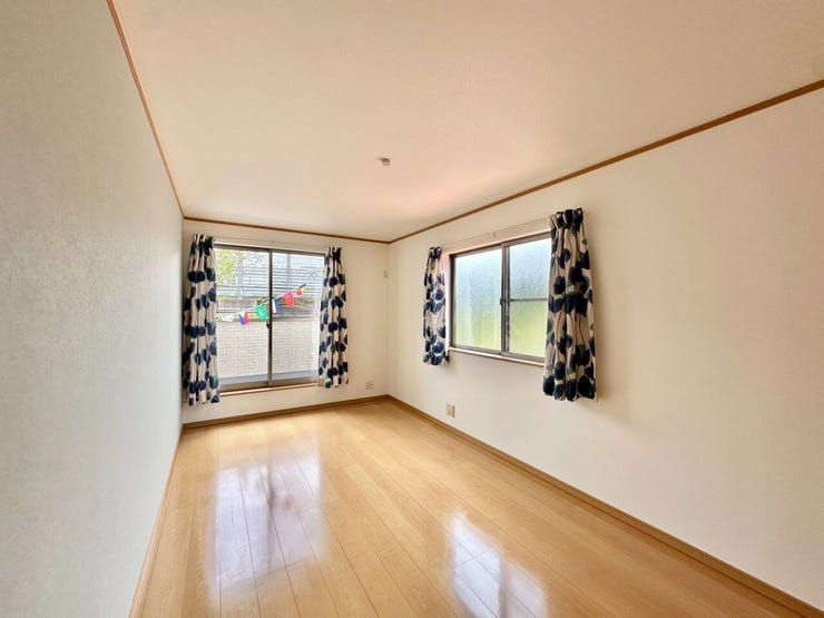 〈8.2帖〉2面採光は、お天気が悪い日でも明るさを保てます♪