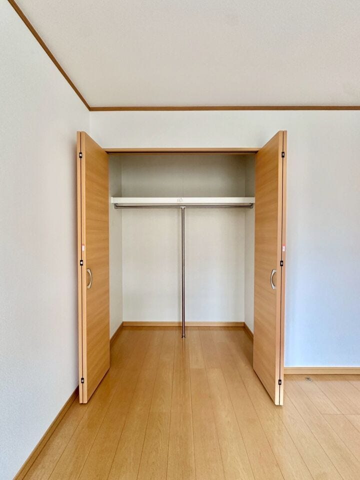 〈8.2帖〉ハンガーパイプ付きの収納は、「たたまない収納」を実践し、効率よく衣類を収納することができます♪