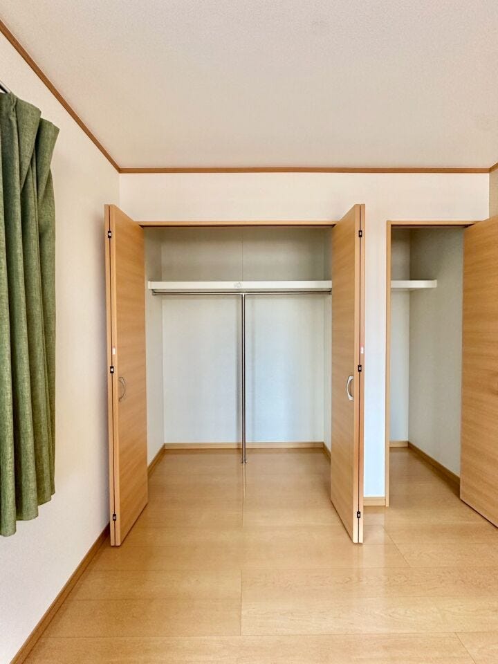 気が付くと増えているお洋服の収納や、大型荷物の収納に便利なクローゼット♪