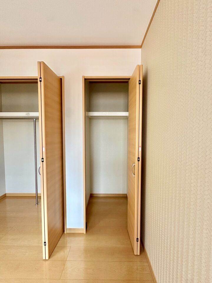 2つあるクローゼットは用途に応じて使い分けても良さそうです!