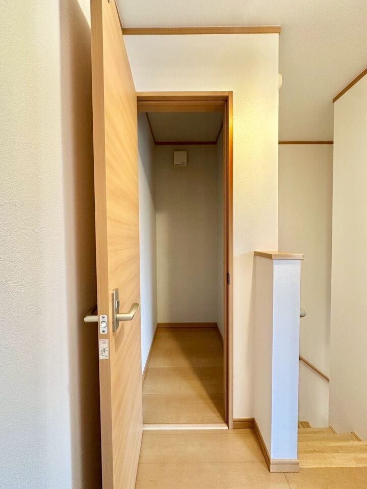 廊下にある収納は、掃除機等、日々よく使うものをしまうのに便利です。