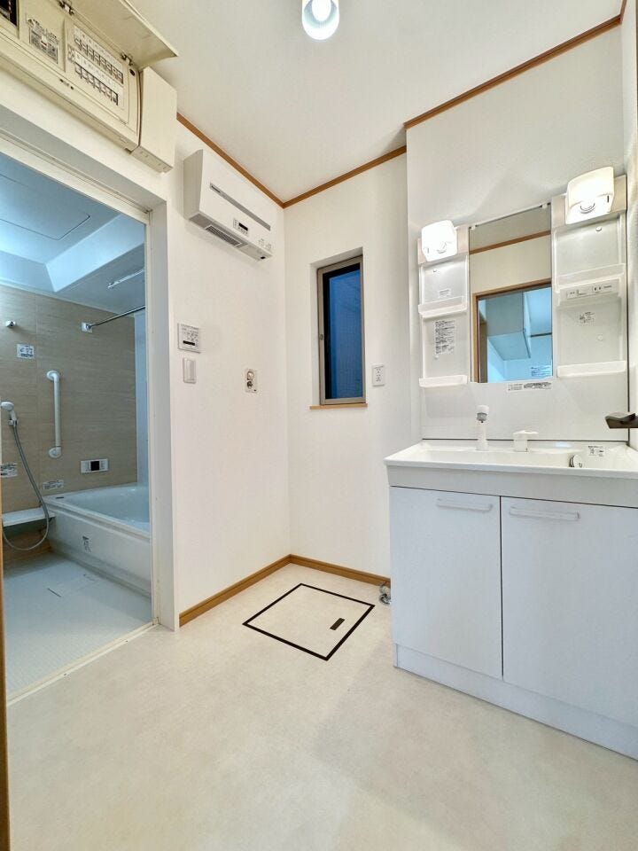 ご家族揃って身支度可能なゆとりの洗面室