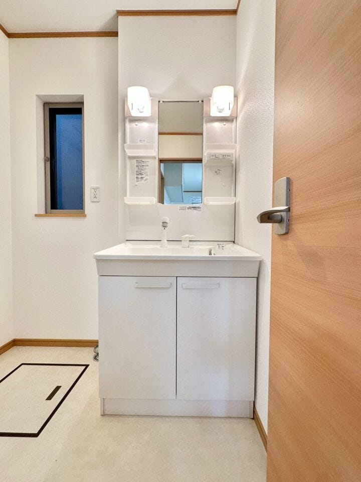 白を基調とした清潔感ある洗面台です♪