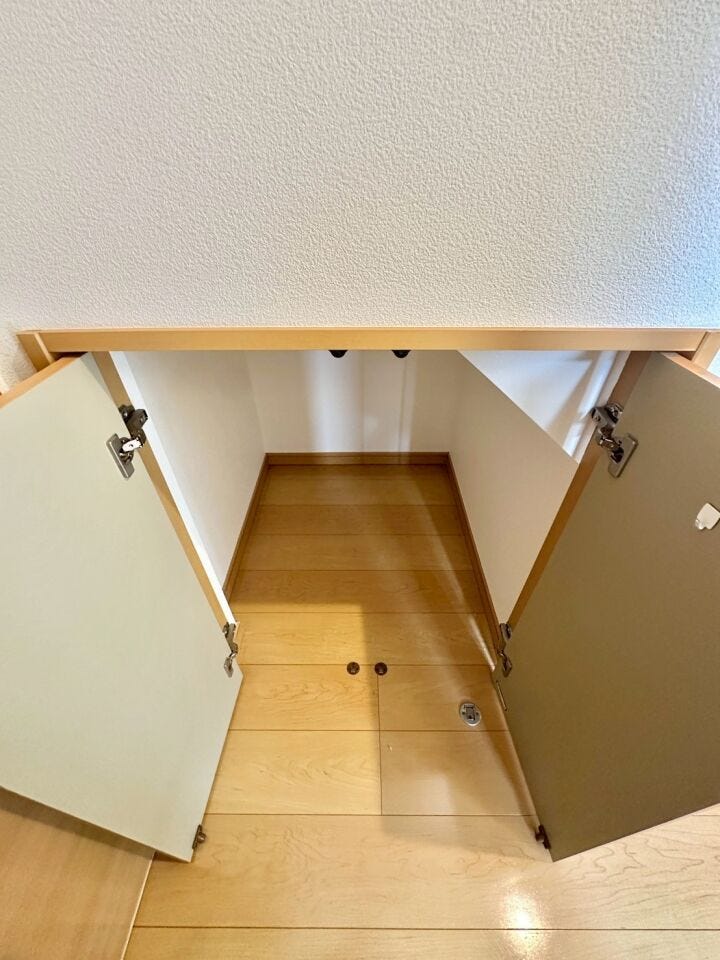 1階階段下を利用した収納。
ちょっとしたスペースも収納場所として見逃しません!