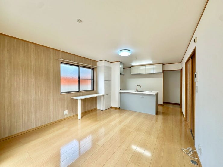 【リビング】
明るい日差しと心地よい風が舞い込むリビング♪
クロスの配色がセンスを感じさせます♪