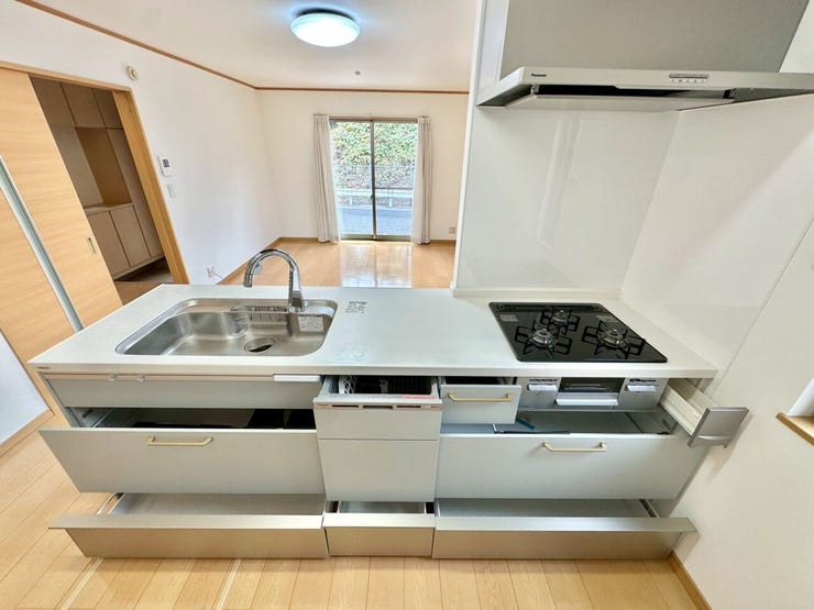 キッチンは2024年12月にリフォーム済♪
対面式キッチンなのでお料理を創りながらリビングダイニングにいるご家族の様子がわかります。