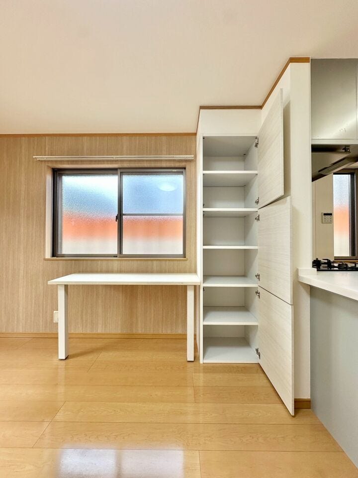 カウンターテーブルの横に収納を設けました。
リモートワークスペースやお子様の学習スペースとしてもお使い頂けます♪