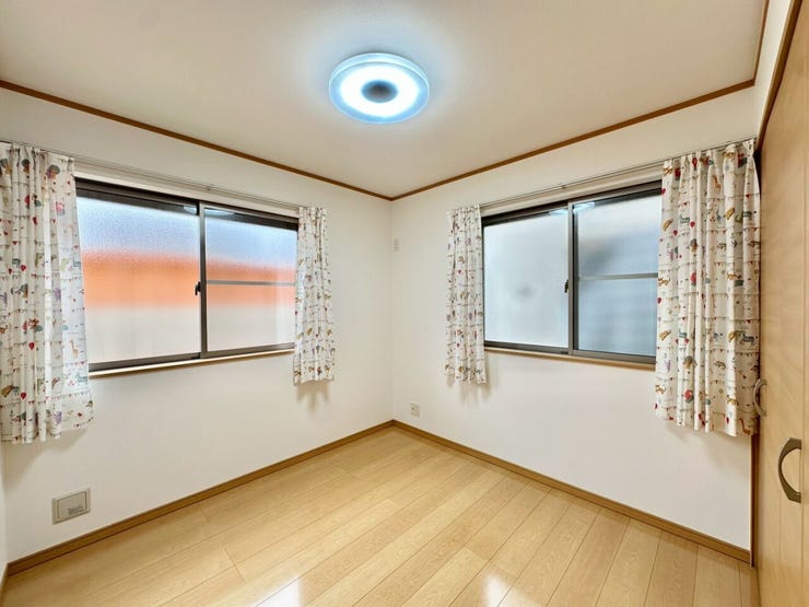 〈1階5.0帖〉2面採光の明るい洋室で気持ちもぽかぽか