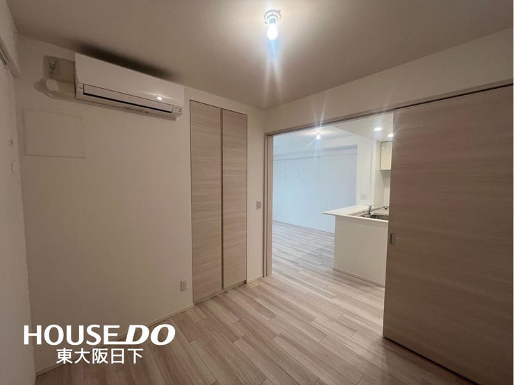 洋室:リビングにつながる6帖のシンプルな居室。エアコン完備で快適。寝室や書斎、趣味の部屋など多用途に活用可能です!