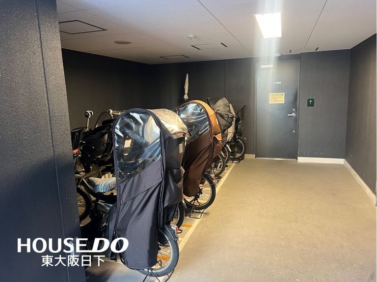 自転車置き場:雨の日でも安心の屋根付き駐輪場が完備されており、大切な電動アシスト自転車やお子さまの自転車も濡れる心配がなく、快適に利用できます。