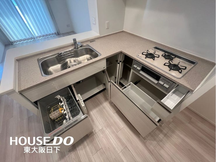 キッチン:奥にしまったものもサッと取り出せるスライド収納。スペースを無駄なく使えます。