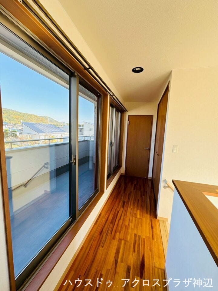 バルコニーに左右どちらからも出られ解放感たっぷり