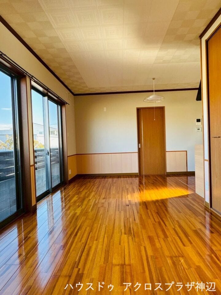 大きな掃き出し窓で明るく開放的なリビングです。