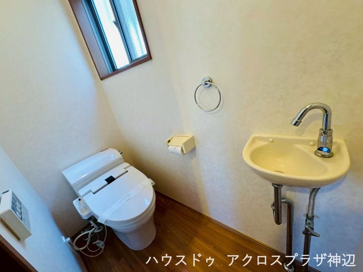 ゆったりしたトイレ内
シャワー付き暖房便座