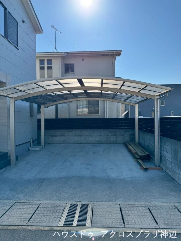 合掌タイプのカーポート付き
2台駐車
冬季のフロントガラス凍結もなく車長持ち