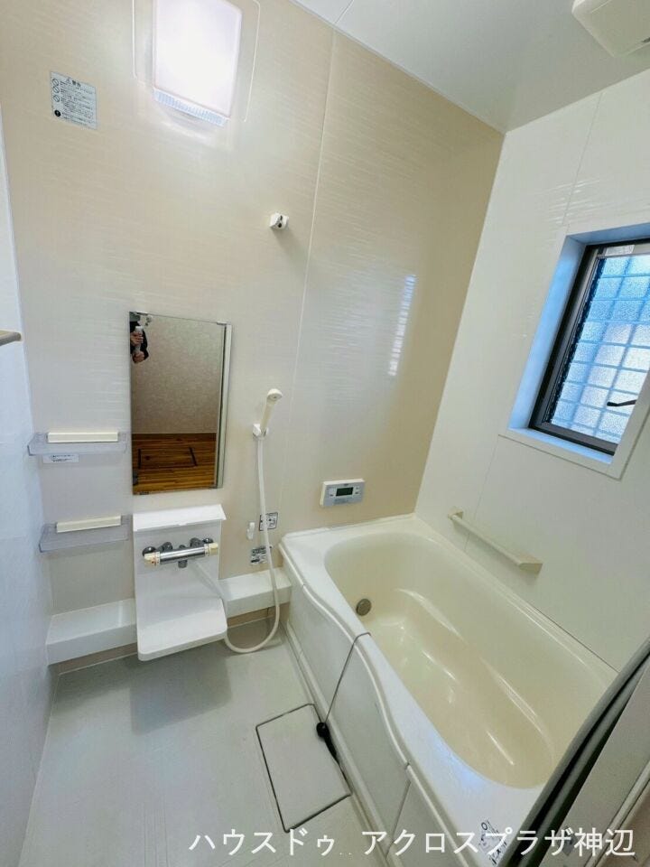 ホワイト系を基調とした明るい雰囲気のユニットバス