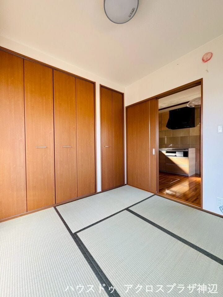 LDK横にある和室家族でごろんとくつろげる空間です。
ご両親が来られた際に寝室としても活用できます