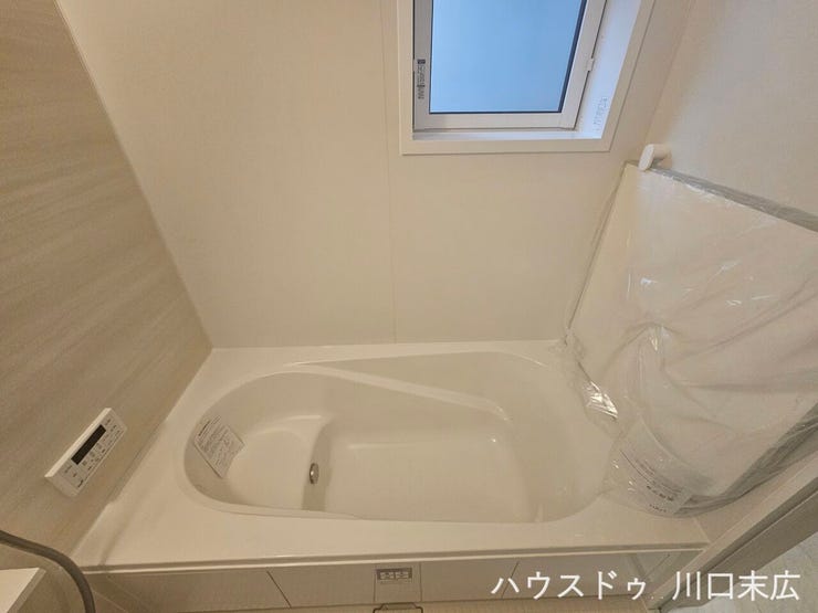 一日の疲れを癒やすバスルームは、足を伸ばして寛げるゆったりとした浴槽を採用。清潔感のある空間で、心身ともにリラックスするひとときを過ごせます。