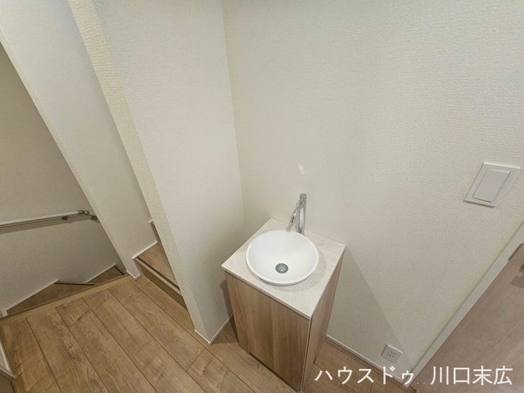 トイレ横や廊下スペースに配置されたセカンド洗面台。忙しい朝の身支度分散や、帰宅時・来客時の手洗い用として、あると嬉しい便利な設備です。